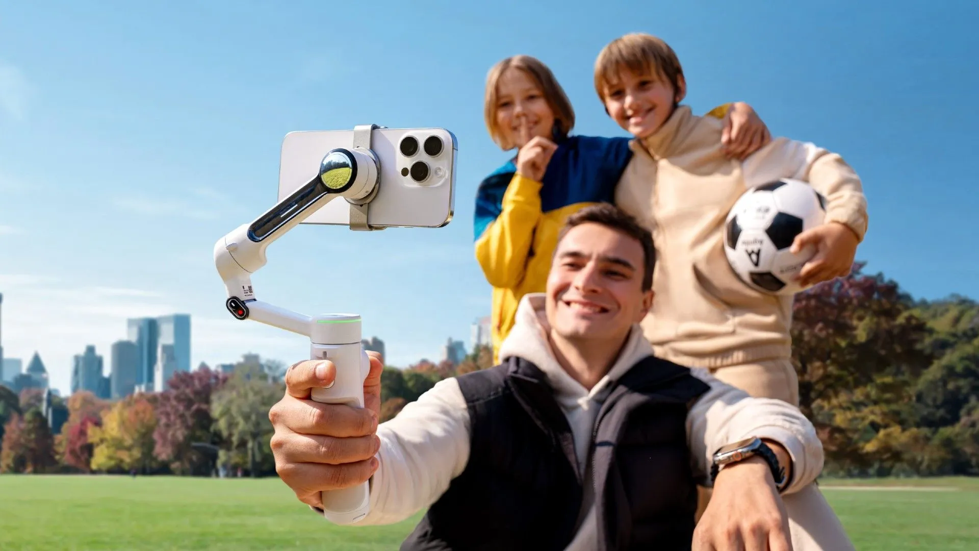 Insta360 Flow 2 Pro theo dõi và quay phim một nhóm người đi bộ đường dài chụp ảnh gia đình với quả bóng đá