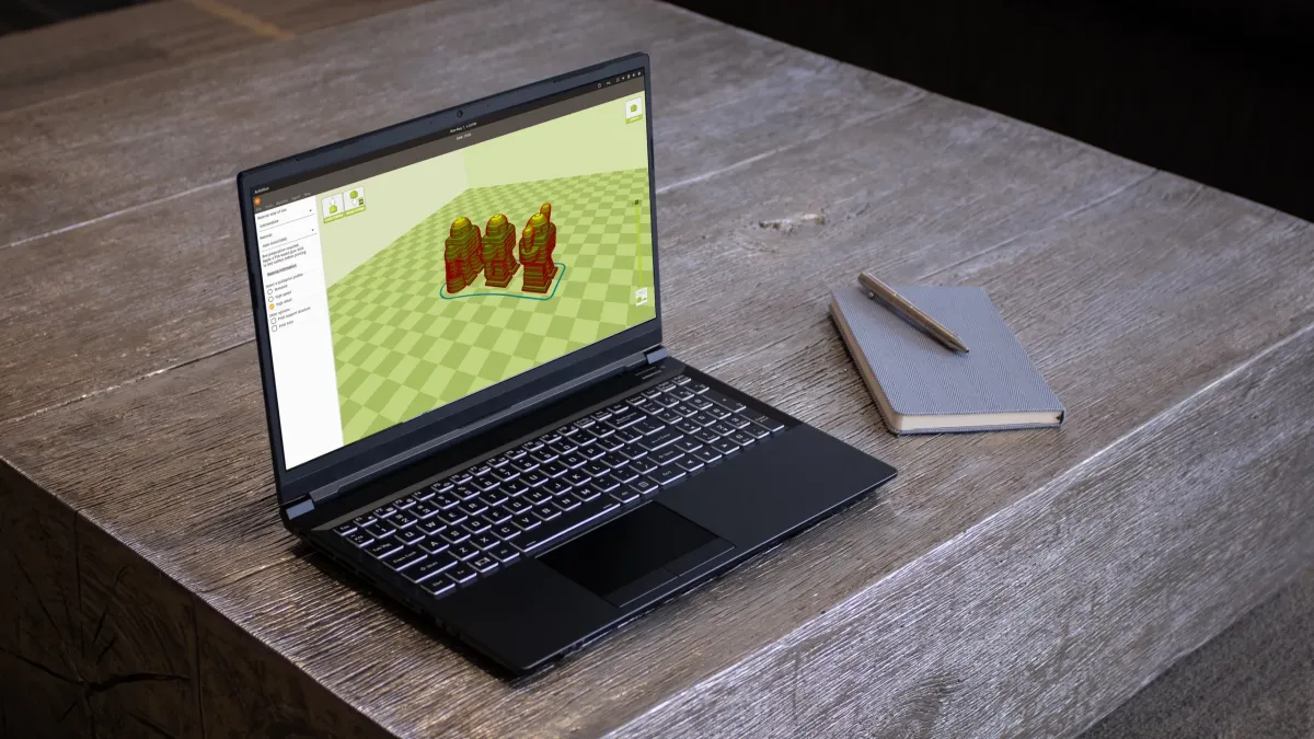 Laptop System76 Oryx Pro chuyên game chạy Linux đặt trên bàn làm việc, thể hiện sự phát triển của hệ sinh thái phần cứng Linux
