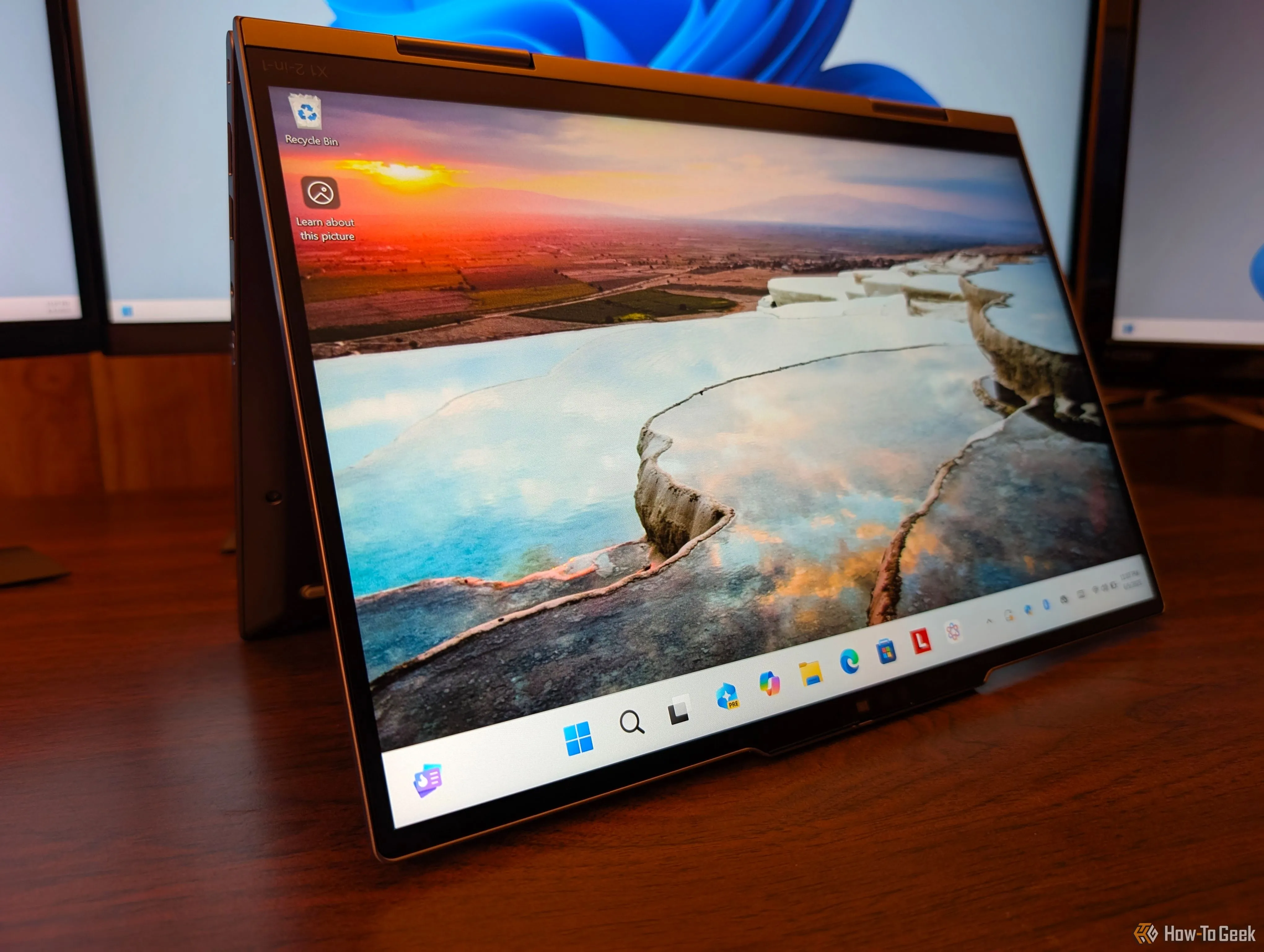 Lenovo ThinkPad X1 2-in-1 Gen 10 đặt trên bàn ở chế độ lều, tối ưu cho làm việc và giải trí