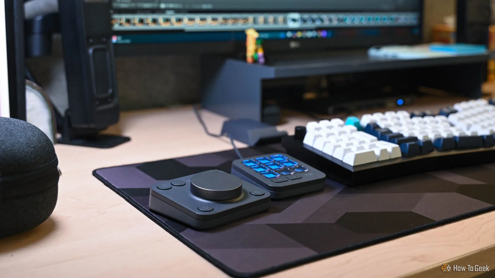Logitech MX Creative Console được sử dụng trên bàn làm việc, màn hình máy tính hiển thị ứng dụng Adobe đang mở