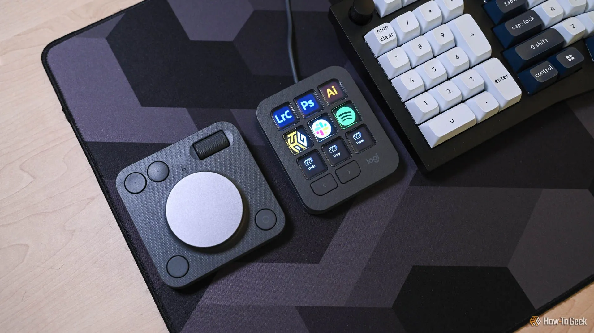 Logitech MX Creative Keypad và Dialpad đặt cạnh nhau trên bàn làm việc, cho thấy thiết kế rời rạc của bộ đôi