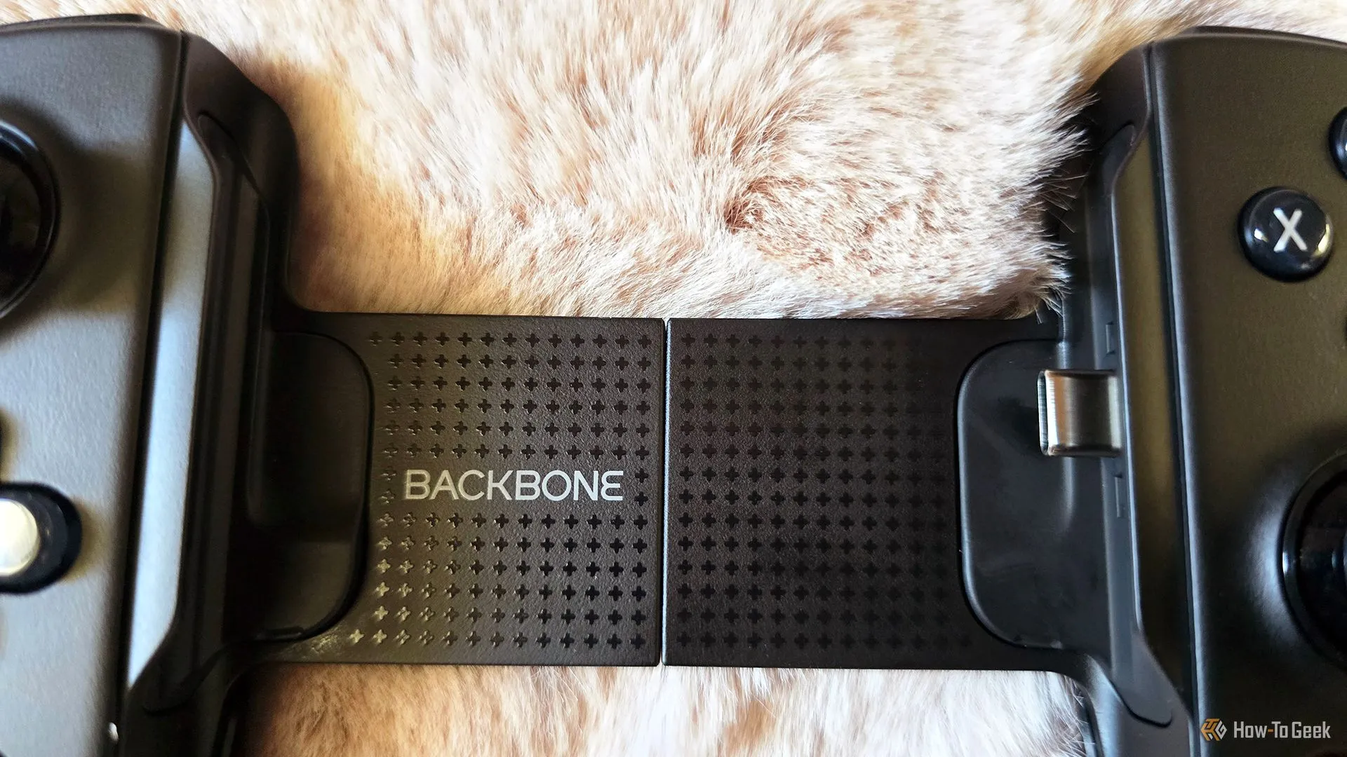 Logo Backbone nổi bật trên thân tay cầm chơi game di động Backbone Pro