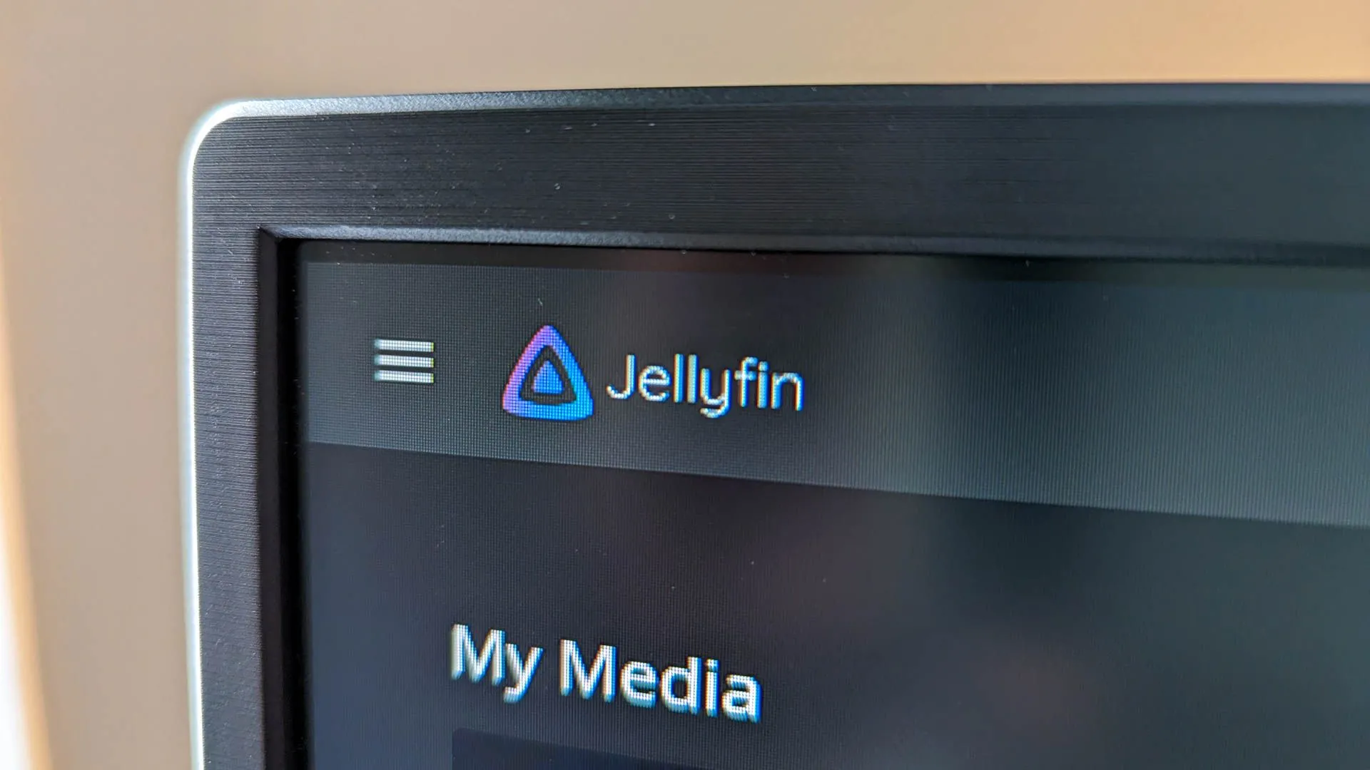 Logo Jellyfin, một giải pháp máy chủ đa phương tiện, trên màn hình máy tính.