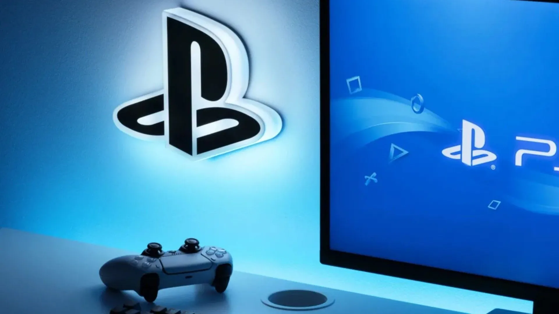 Logo PlayStation trên tường cùng với tay cầm PS5 và màn hình hiển thị logo PS5, thể hiện vai trò quan trọng của PlayStation 5 trong doanh số game Indiana Jones.