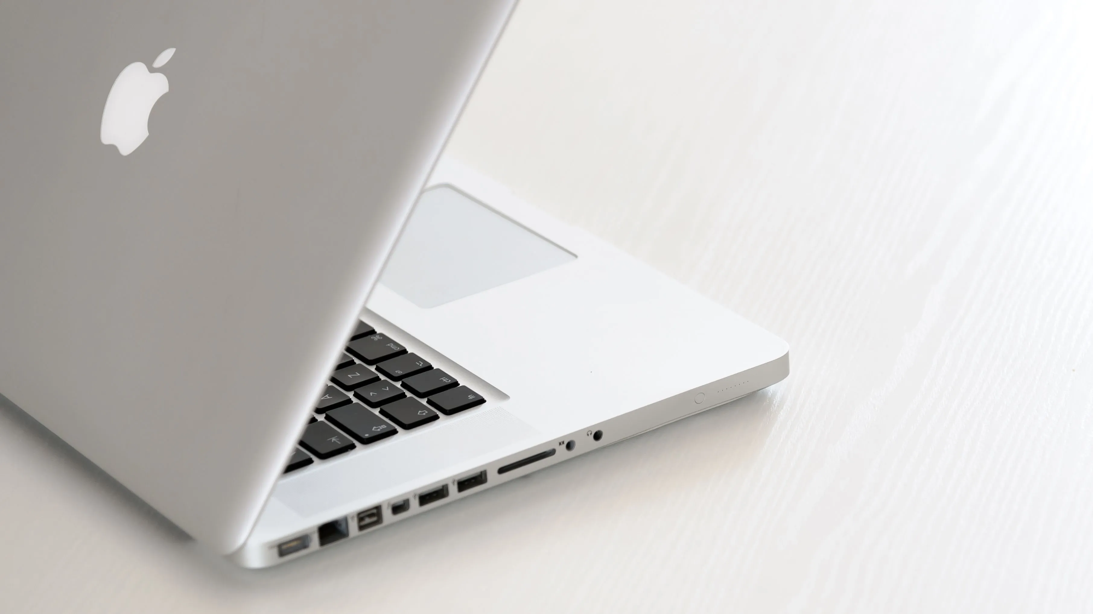 MacBook Pro 13 inch đời cũ có ổ đĩa quang