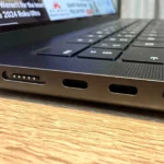 MacBook Pro M4 Pro hiển thị các cổng kết nối MagSafe và Thunderbolt, minh họa khả năng I/O tốc độ cao.