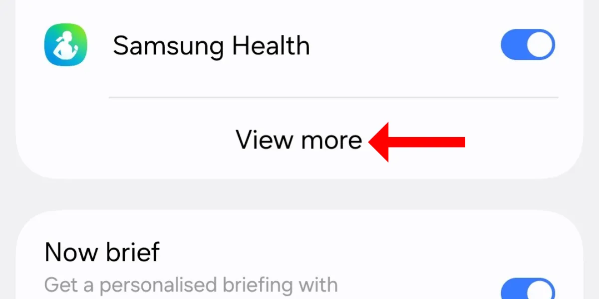 Màn hình cài đặt Now Bar trên Galaxy S25 với tùy chọn &quot;Xem thêm&quot; thông báo trực tiếp
