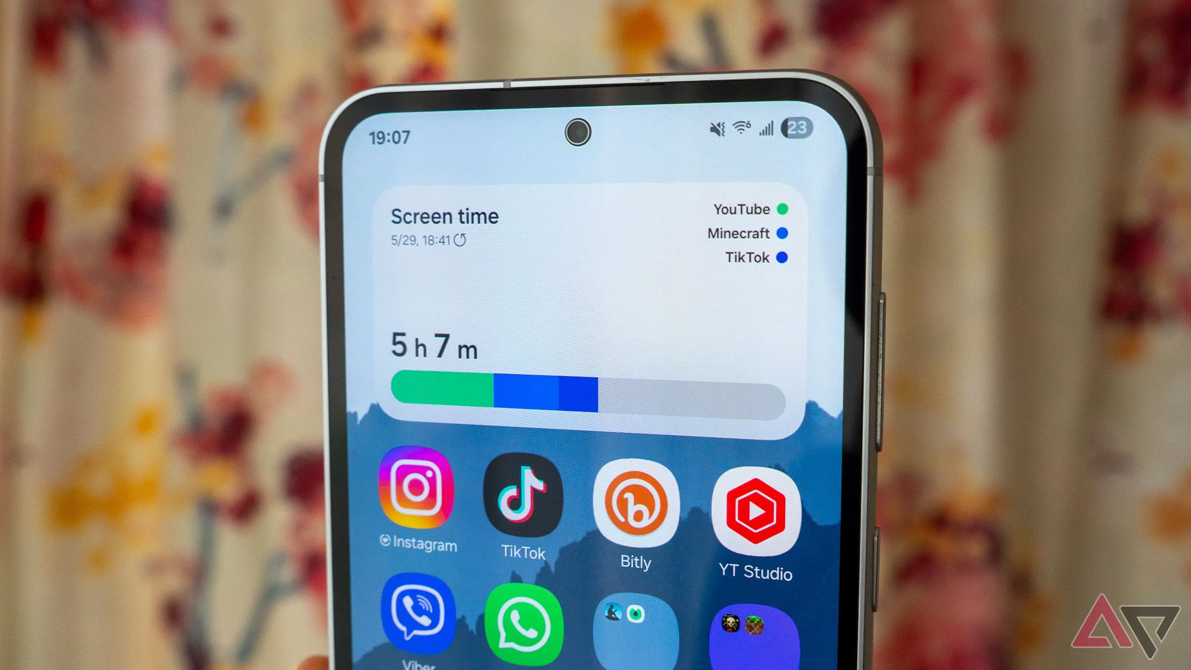 Màn hình chính điện thoại Samsung với widget hiển thị thời gian sử dụng từ Digital Wellbeing
