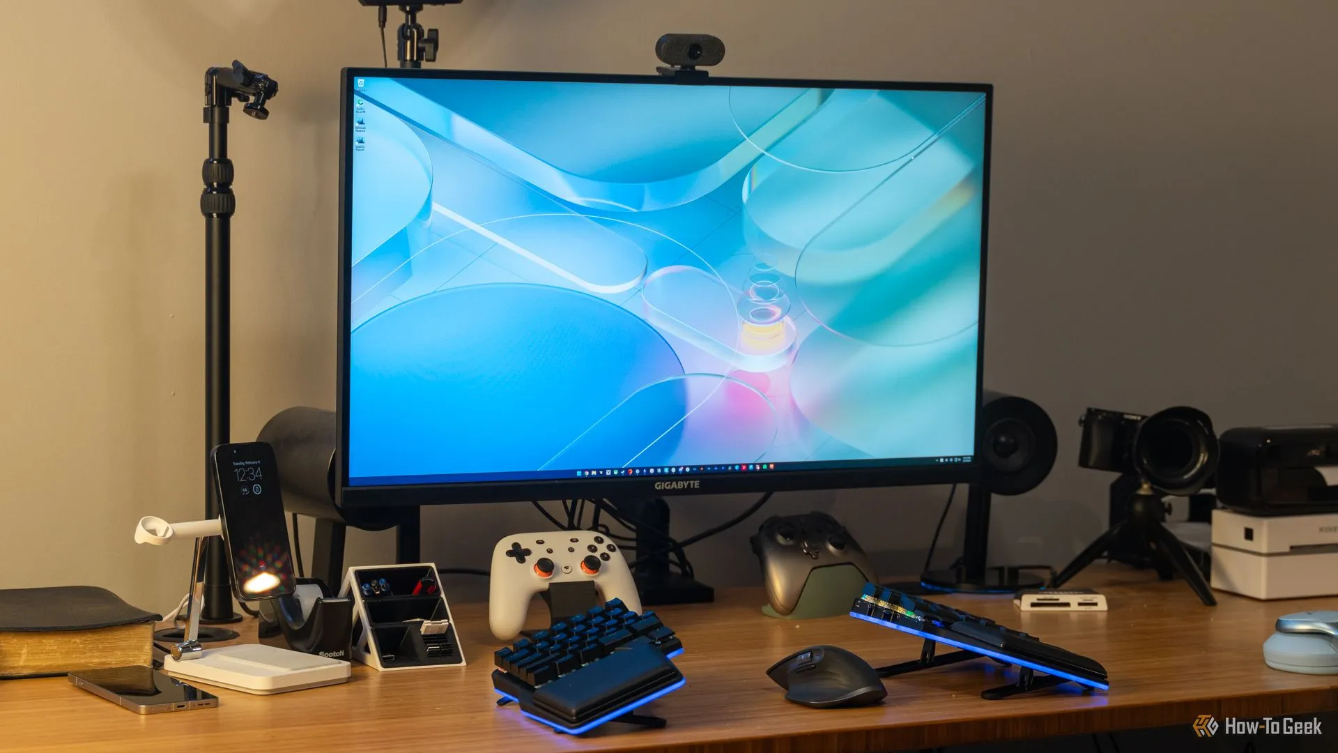 Màn hình chơi game GIGABYTE M32U 4K trên bàn làm việc
