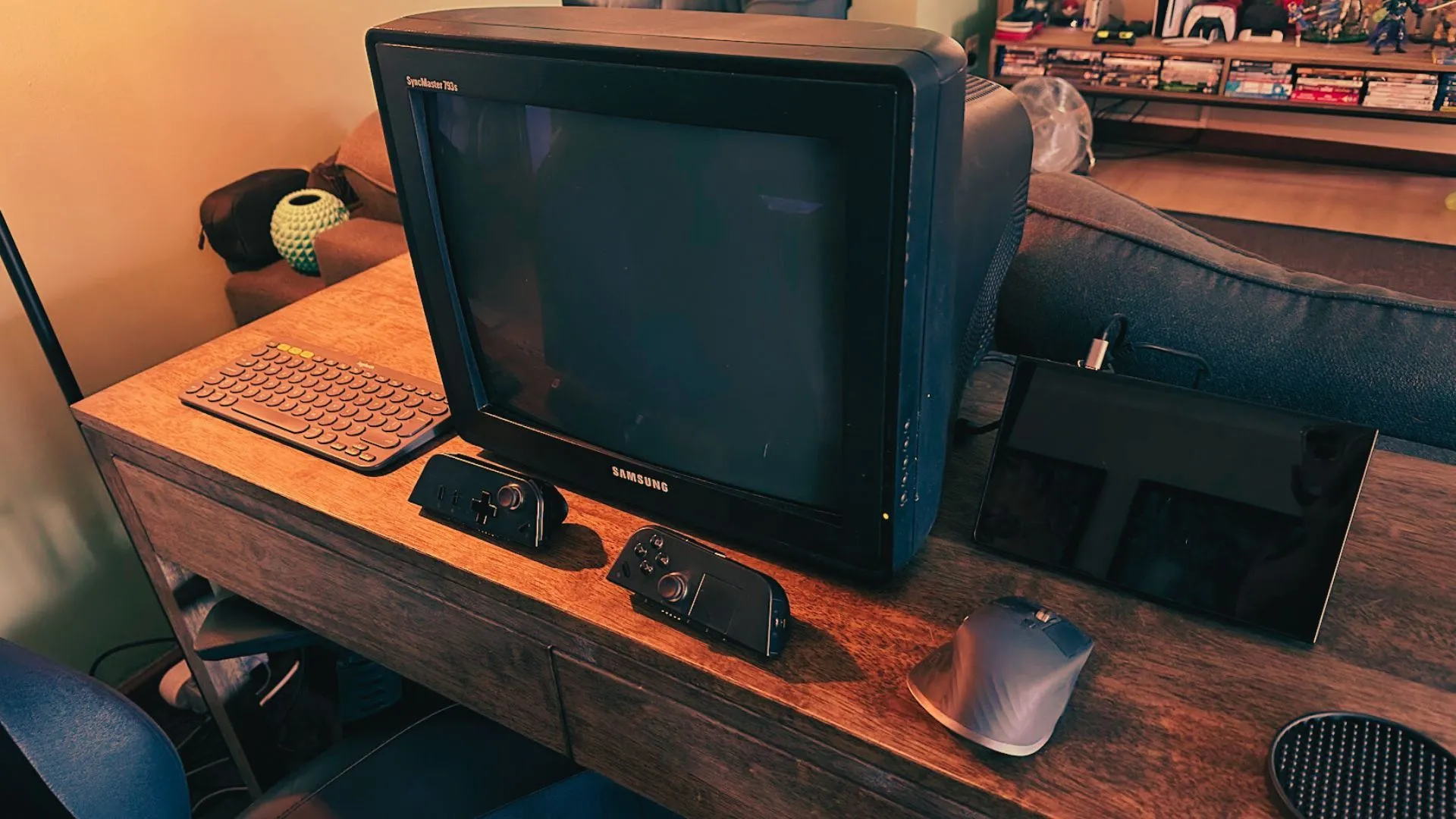 Màn hình CRT và PC cầm tay Lenovo Legion Go cùng chuột, bàn phím trên bàn làm việc