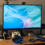 Màn hình gaming 4K với các phụ kiện chơi game trên bàn làm việc