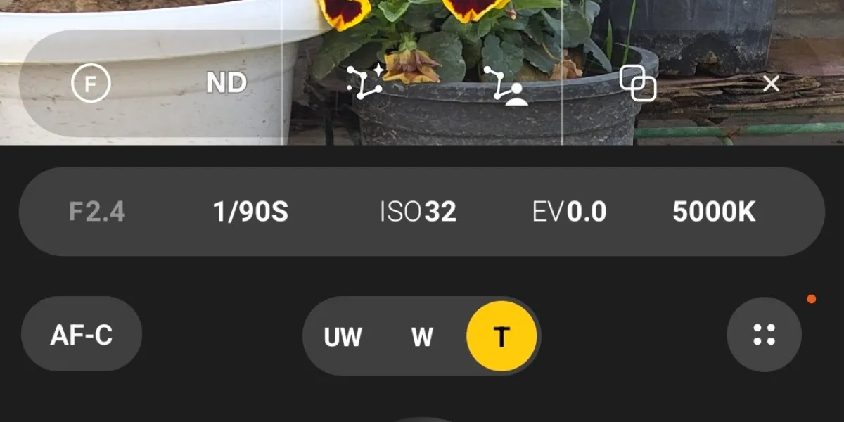 Màn hình hiển thị tất cả các điều khiển có sẵn trong chế độ camera Expert RAW trên Galaxy S25