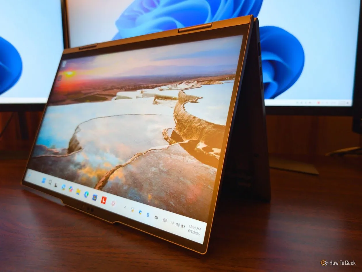 Màn hình Lenovo ThinkPad X1 2-in-1 Gen 10 với lớp phủ chống chói hiệu quả trong môi trường ánh sáng mạnh