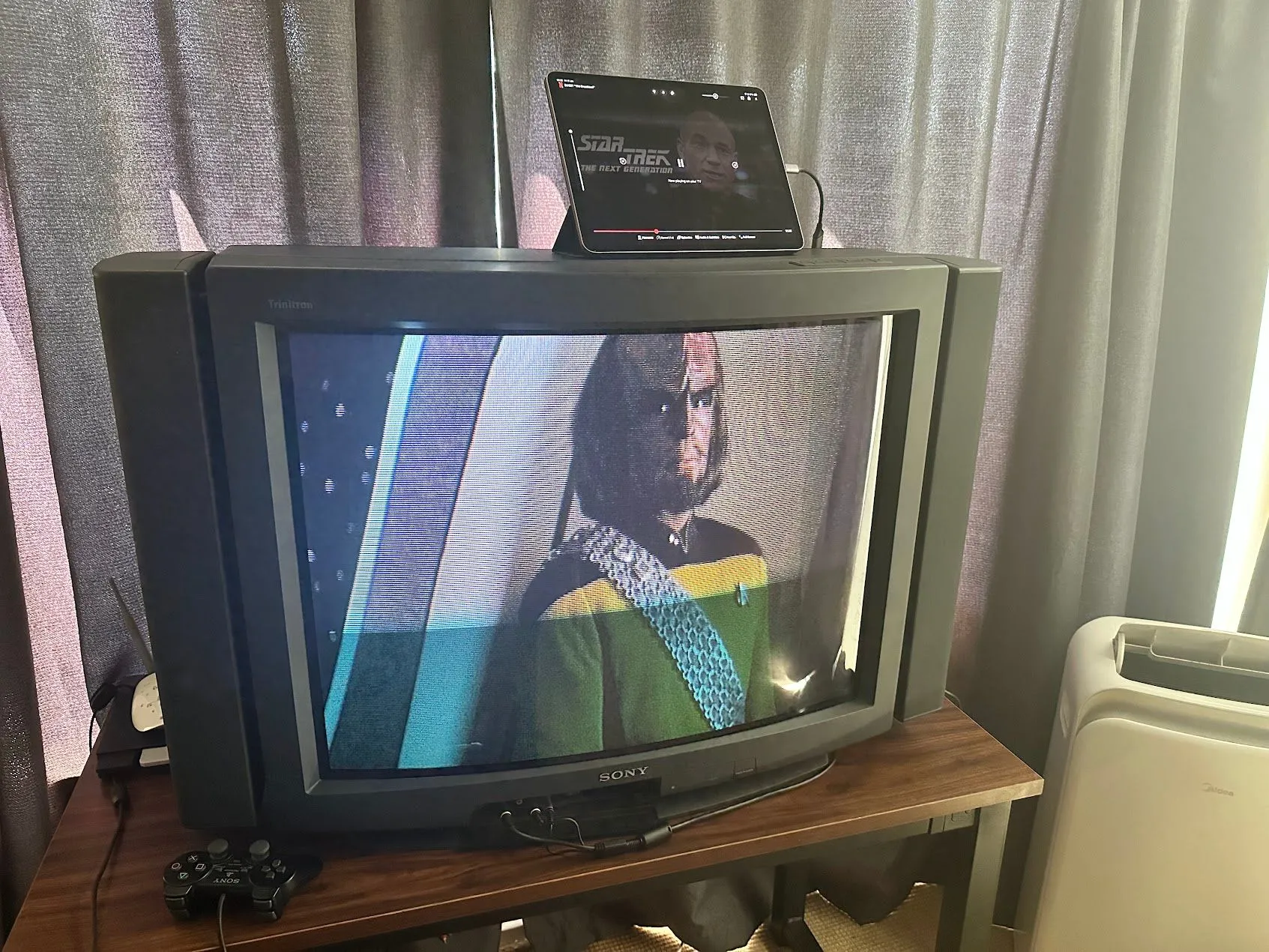 Màn hình TV CRT cũ hiển thị bộ phim Star Trek, đại diện cho thời kỳ truyền hình analog