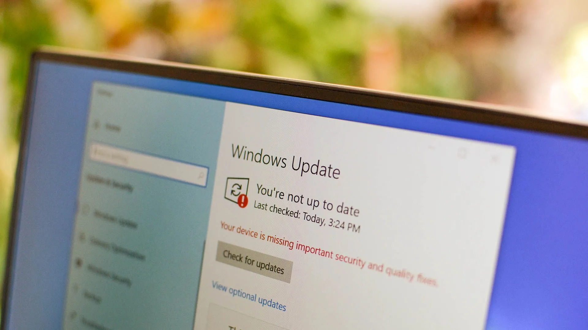 Màn hình Windows Update hiển thị cảnh báo máy tính chưa được cập nhật, cho thấy sự phiền toái của việc cập nhật PC truyền thống
