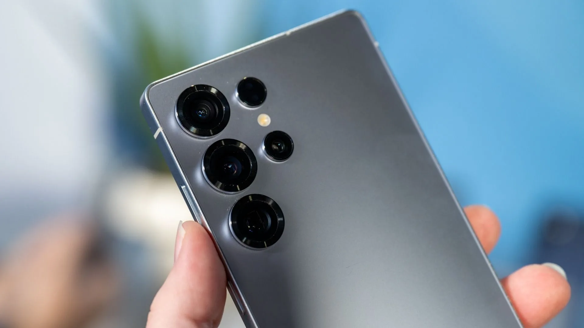 Mặt lưng của điện thoại Samsung Galaxy S25 Ultra với cụm camera được cải tiến