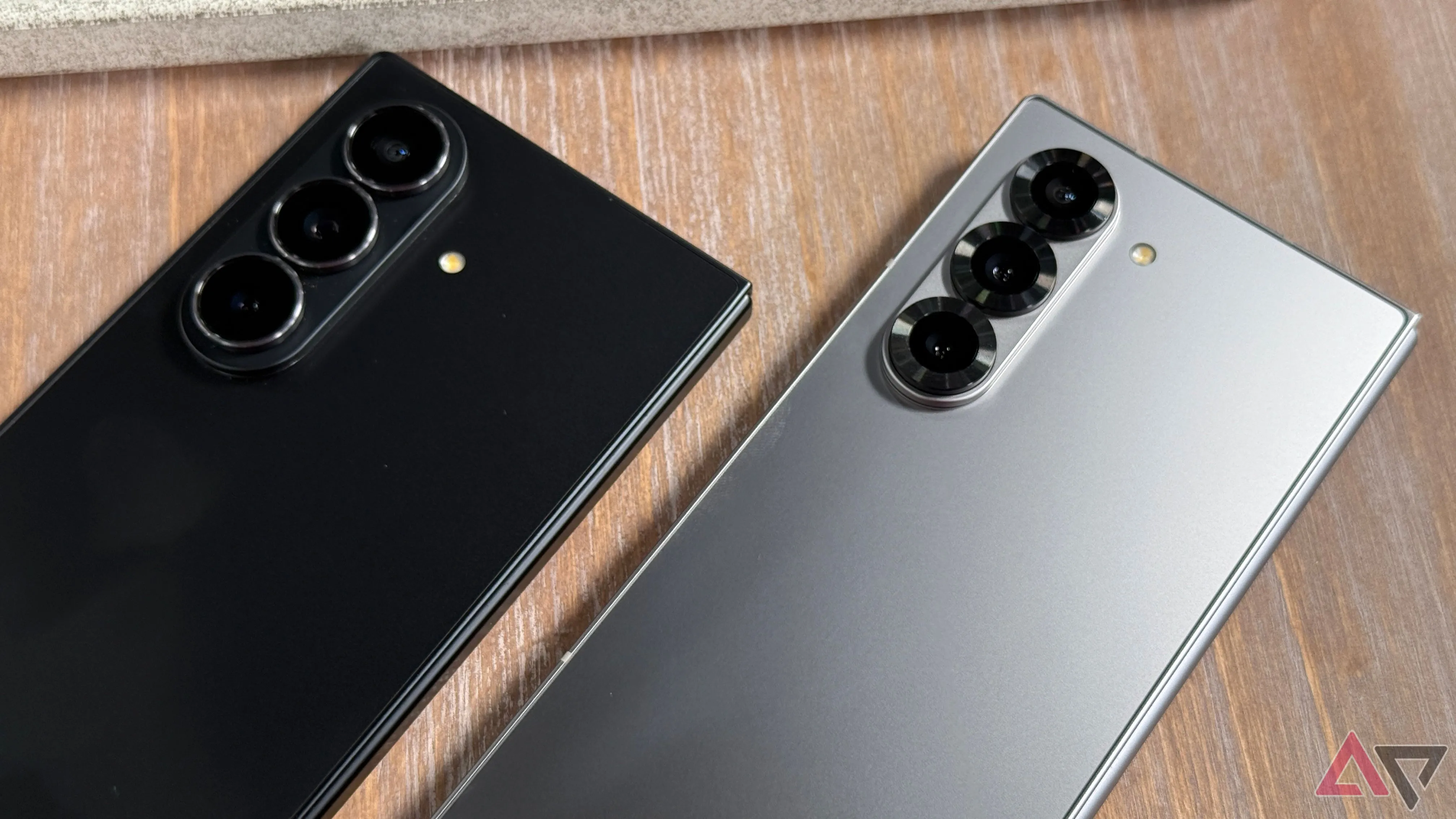 Mặt lưng Samsung Galaxy Z Fold 7 màu đen bạc, làm nổi bật cụm camera sau và thiết kế tổng thể của thiết bị.