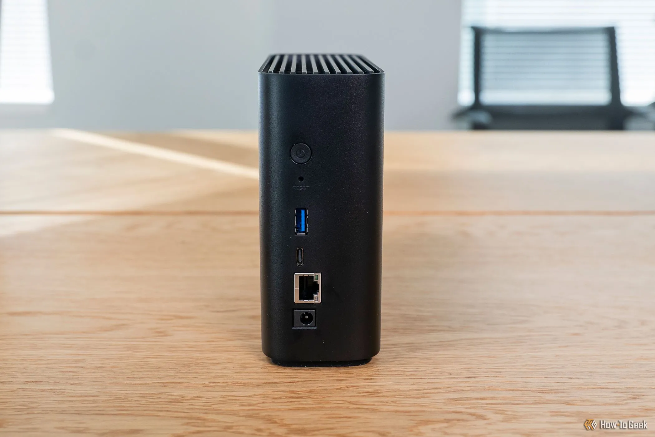 Mặt sau của Synology BeeStation với các cổng kết nối và nút điều khiển