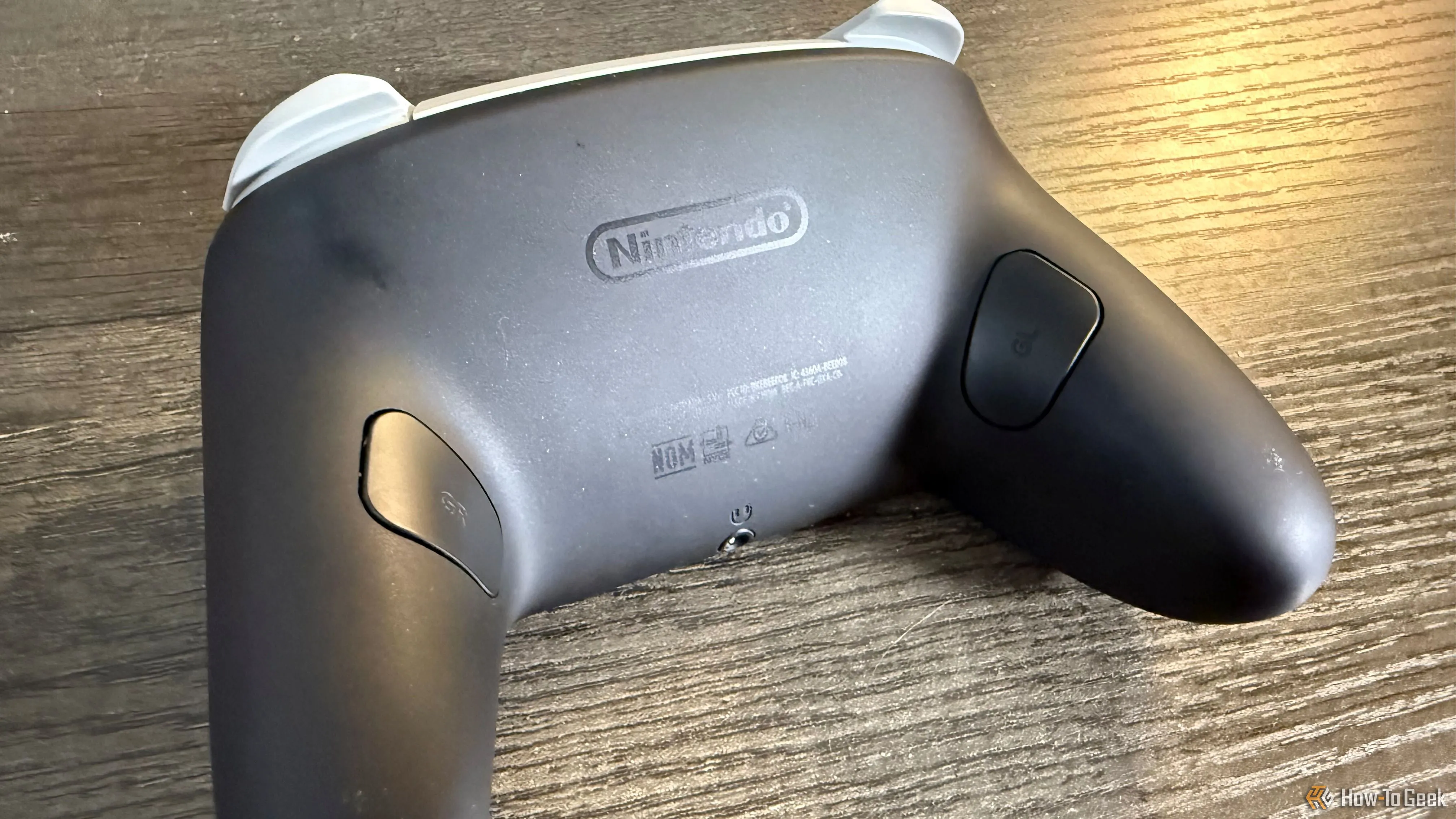 Mặt sau tay cầm Nintendo Switch 2 Pro Controller và các nút phụ (paddles)