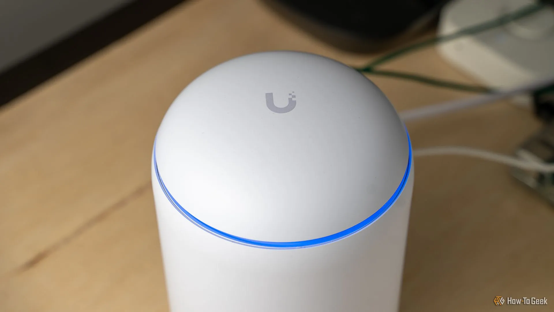 Mặt trên của Unifi Dream Router 7 với logo Unifi và thiết kế tản nhiệt