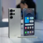 Mặt trước và mặt sau điện thoại Samsung Galaxy S25 Ultra cùng bút S Pen trên mặt bàn