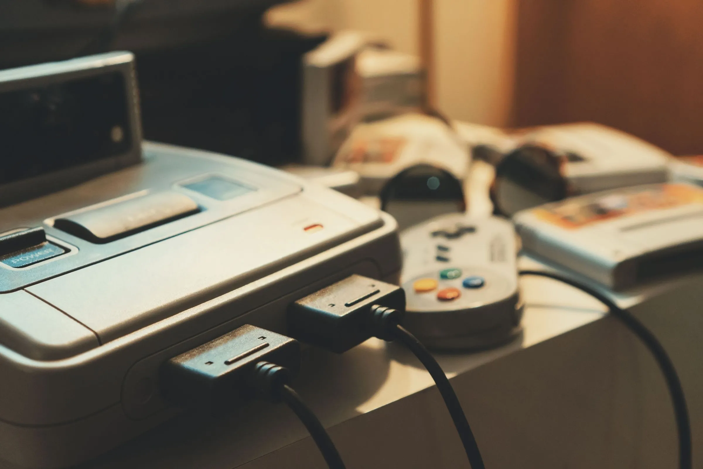 Máy chơi game retro trong ánh sáng mờ ảo