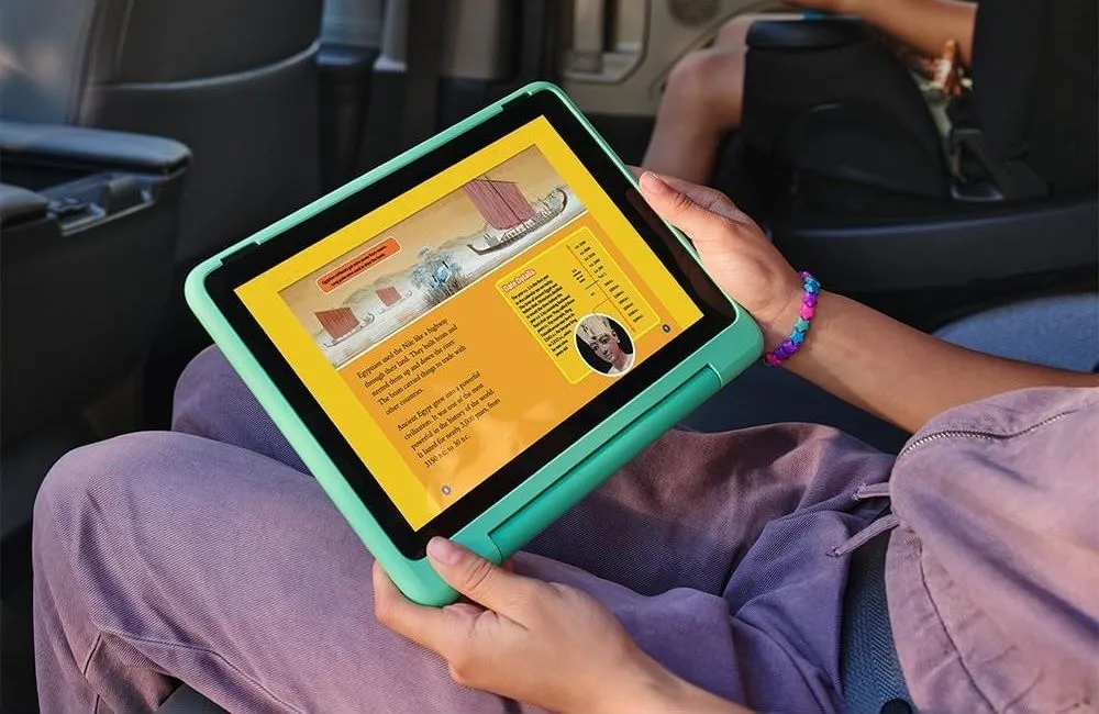 Máy tính bảng Amazon Fire HD 10 Kids Pro với màn hình cảm ứng đang hiển thị nội dung