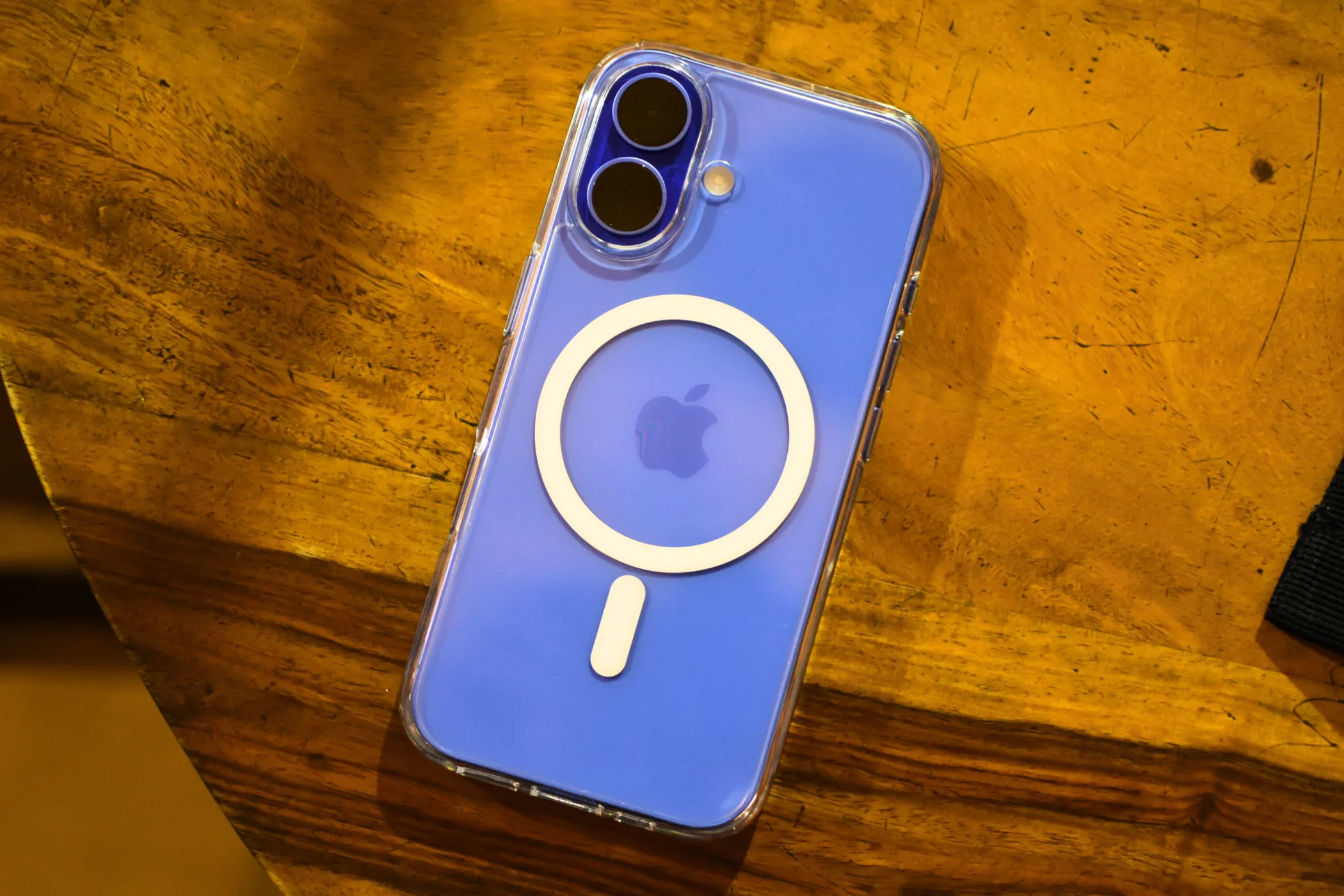 Mô-đun camera của iPhone 16 với vỏ MagSafe trong suốt màu Ultramarine