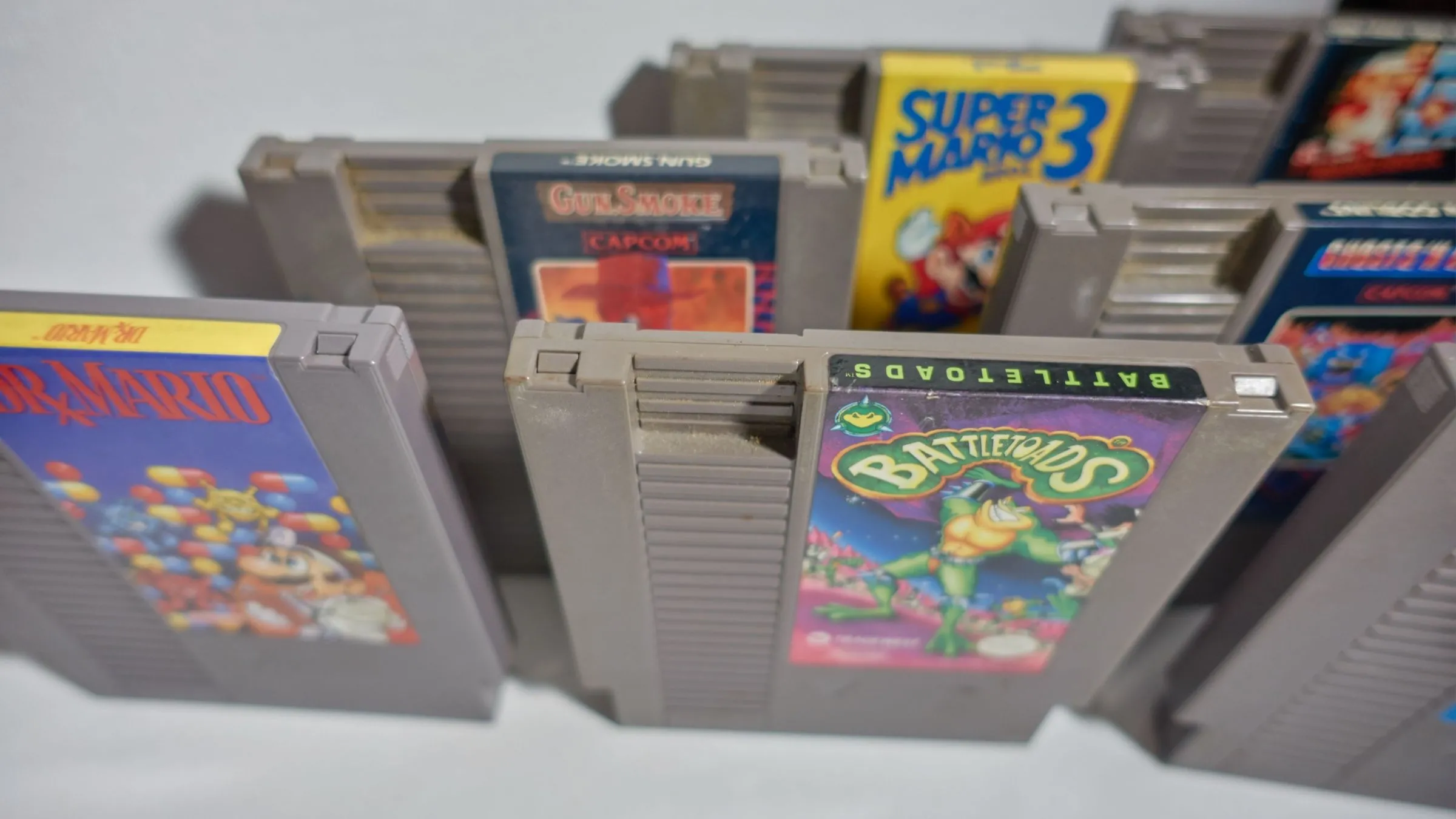 Một bộ sưu tập các băng trò chơi điện tử cũ, bao gồm cả băng Battletoads nổi tiếng là khó.