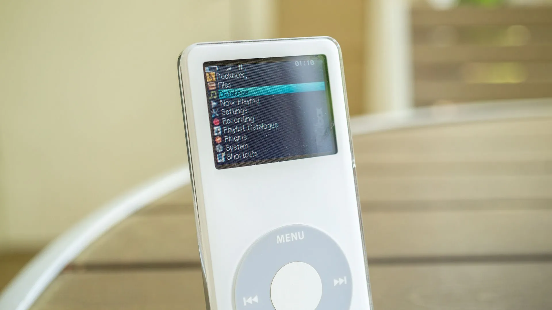 Một chiếc iPod Nano cổ điển hiển thị giao diện Rockbox, gợi nhớ thời kỳ máy nghe nhạc cá nhân