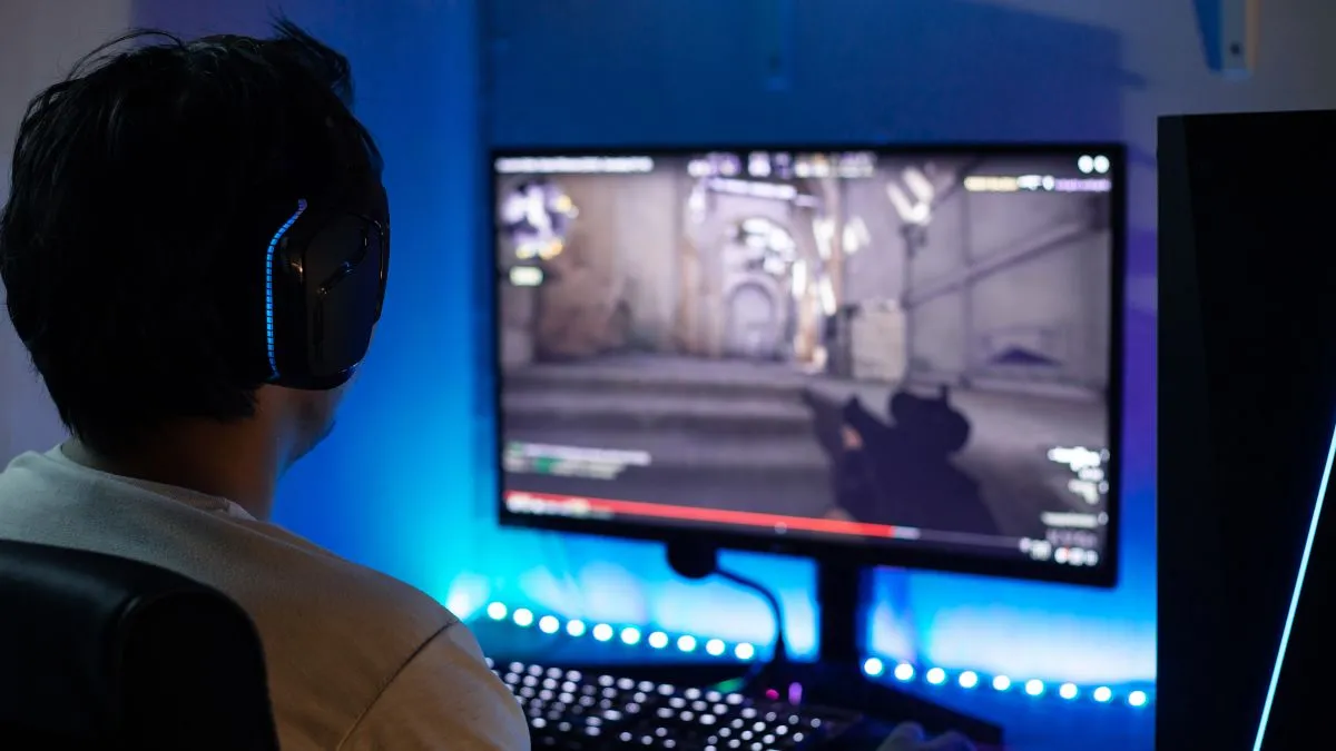 Một game thủ đang trải nghiệm game FPS trên máy tính cá nhân, minh họa khả năng cải thiện kỹ năng chơi game.