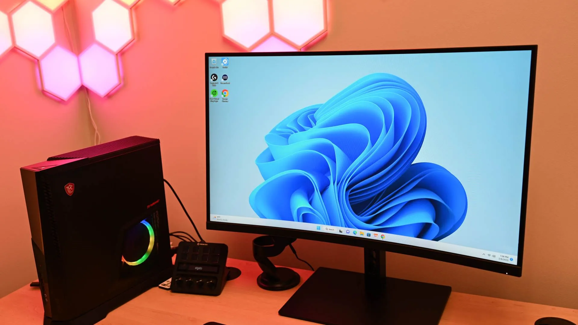 Một máy tính chạy Windows 11 với đèn LED phía sau, tượng trưng cho hệ điều hành và các ứng dụng trên đó.