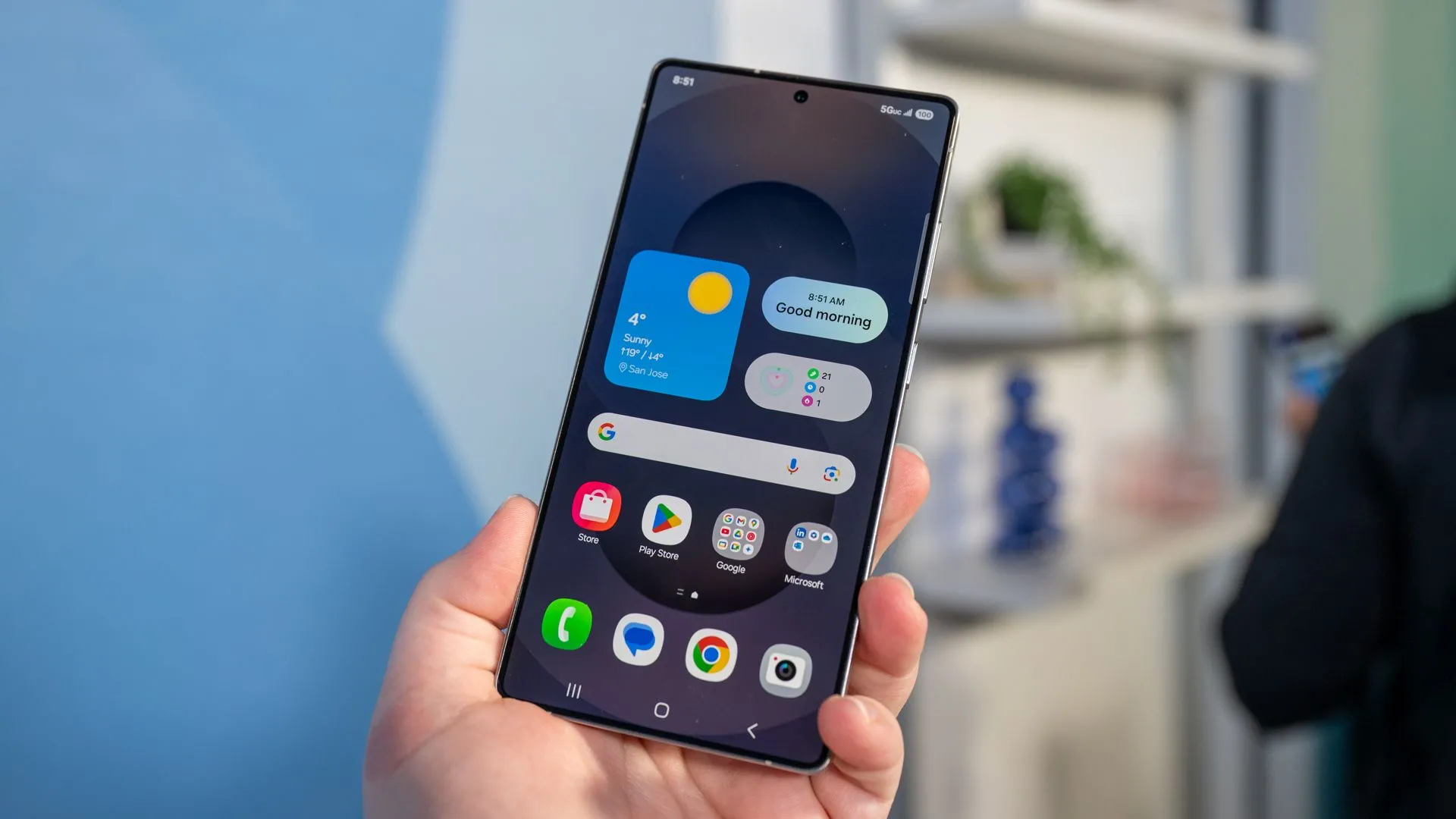 Một người cầm điện thoại Samsung Galaxy S25 Ultra đang nhìn vào màn hình