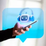 Một người cầm điện thoại thông minh với biểu tượng chatbot AI bay lơ lửng trên màn hình, tượng trưng cho sự tương tác giữa con người và công nghệ tự động hóa.