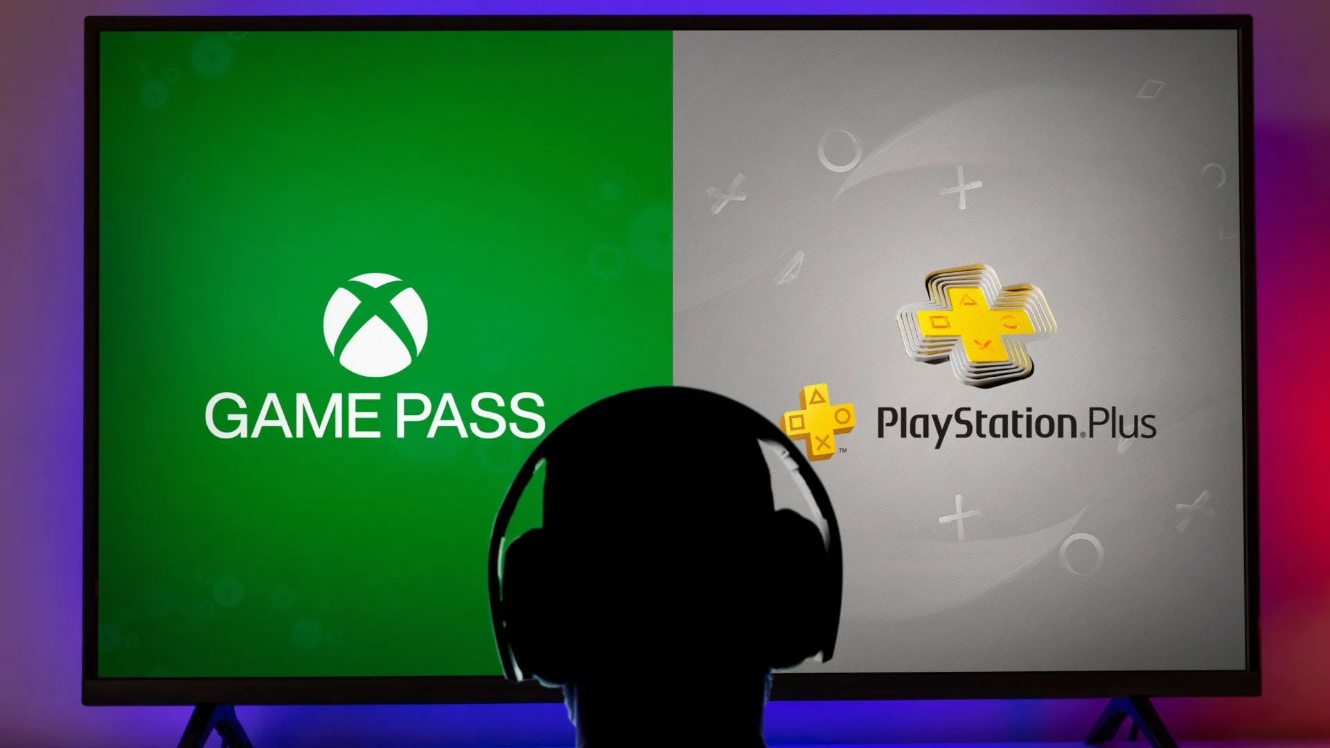 Một người đàn ông đang xem logo Xbox Game Pass và PlayStation Plus trên màn hình TV lớn.