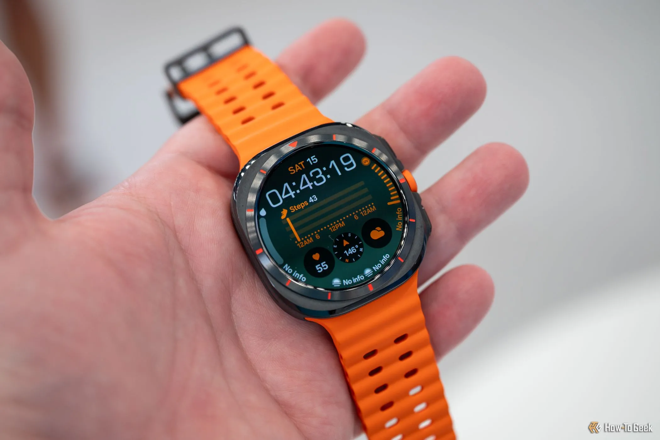Một người đang đeo đồng hồ thông minh Samsung Galaxy Watch Ultra trên cổ tay.