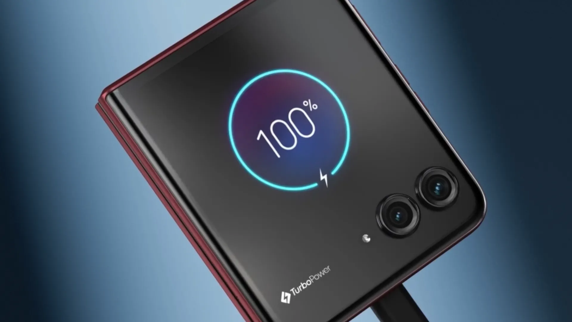 Moto Razr 60 Ultra được kết nối với bộ sạc có dây hiển thị 100% pin trên màn hình phụ