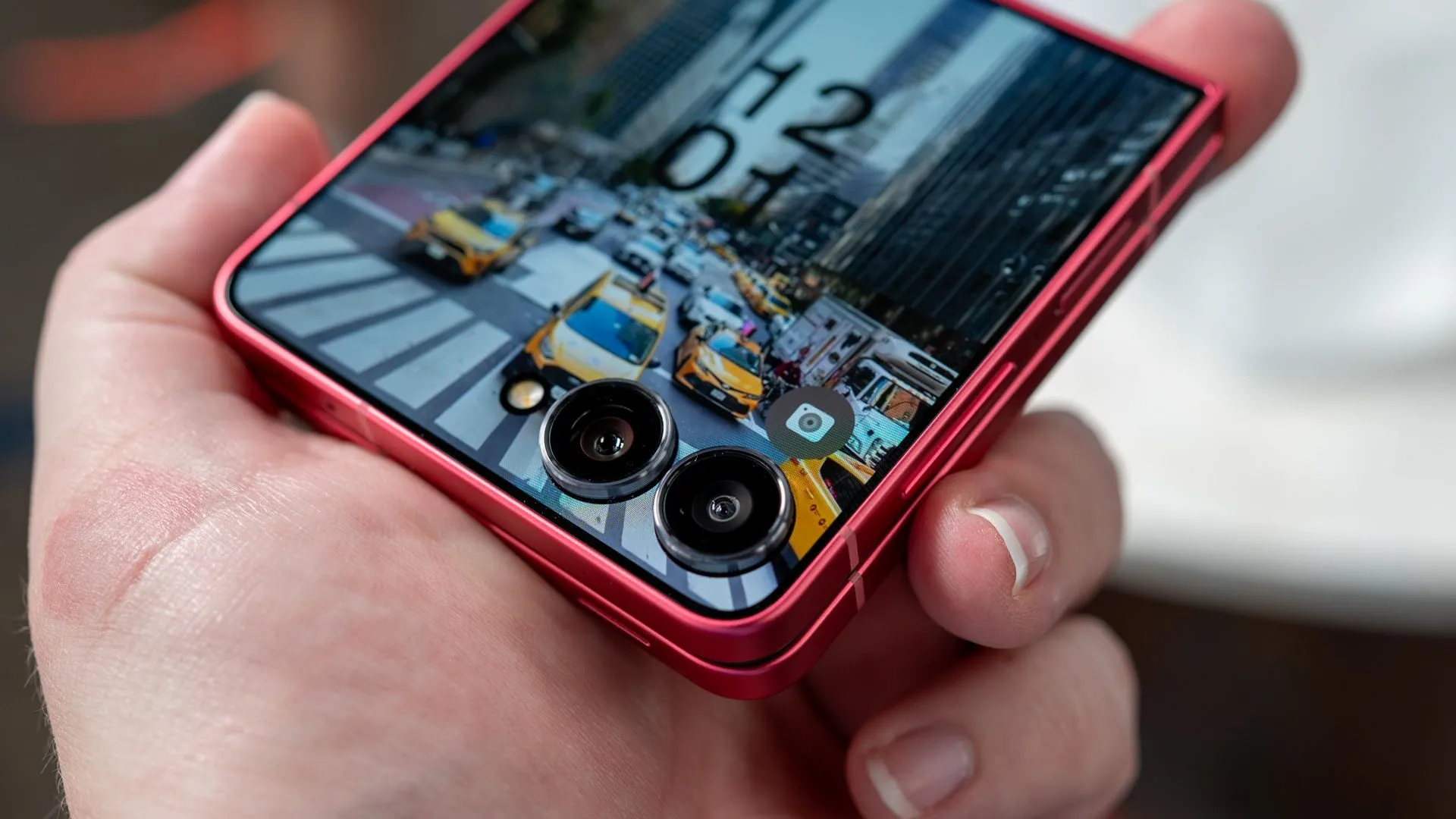 Người đang cầm điện thoại Samsung Galaxy Z Flip 7, hiển thị cụm camera chính