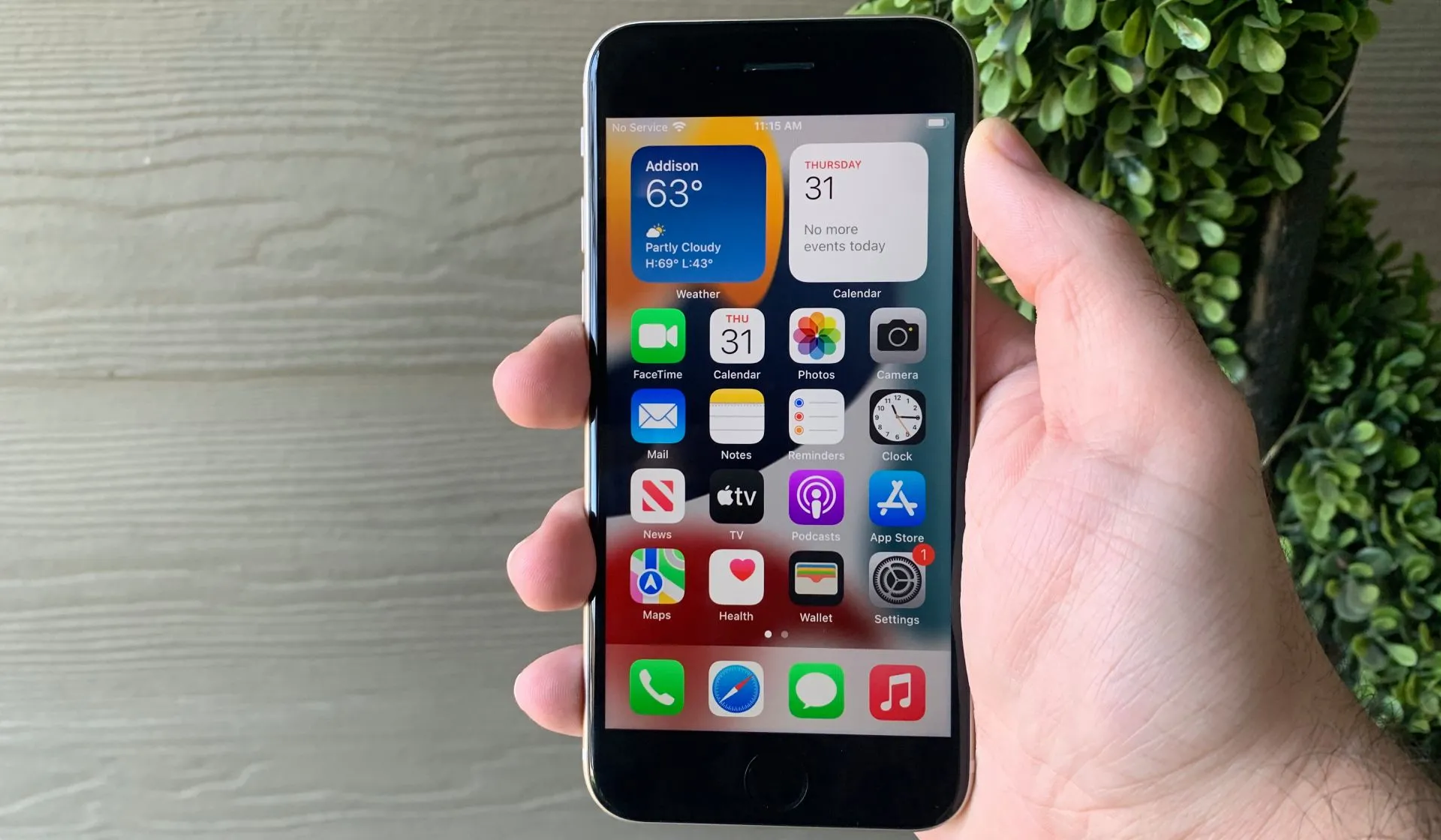 Người dùng cầm iPhone SE 2022, minh họa trải nghiệm thực tế