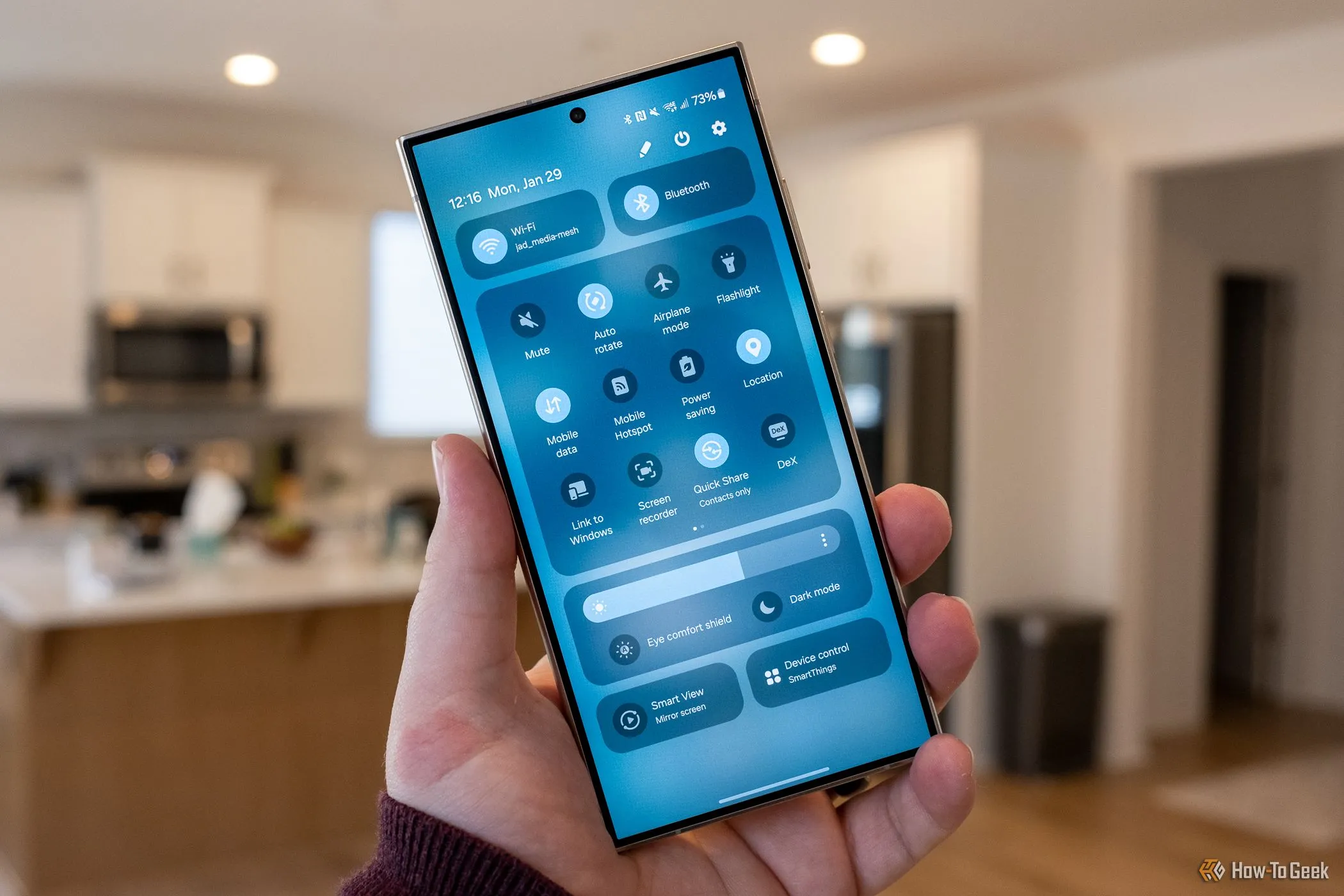 Người dùng cầm Samsung Galaxy S24 Ultra thể hiện giao diện đa nhiệm với Edge Panels hoặc Quick Settings.
