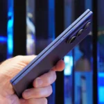 Người dùng cầm Samsung Galaxy Z Fold 7, làm nổi bật thiết kế mỏng nhẹ và các nút bấm bên cạnh.