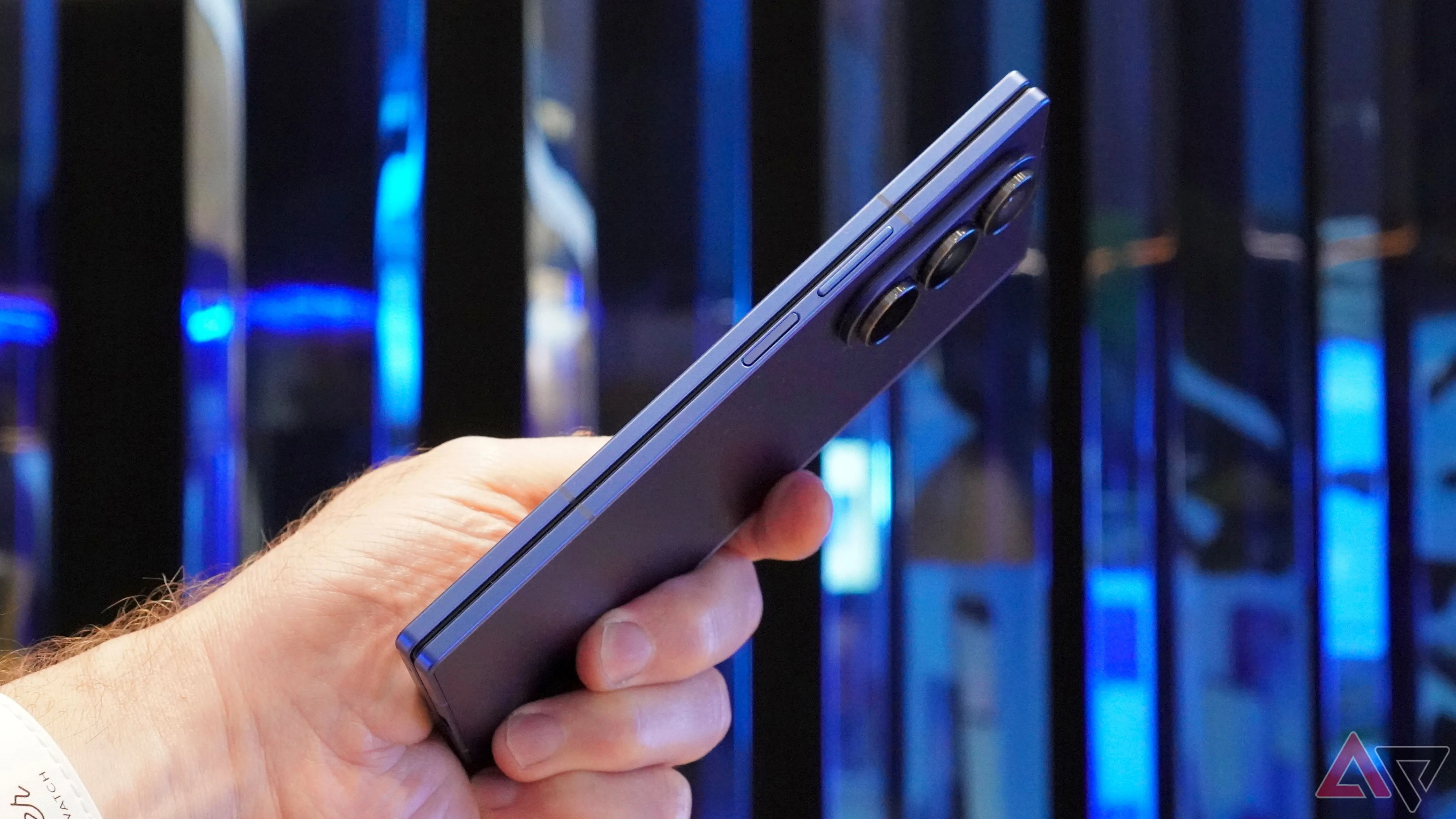 Người dùng cầm Samsung Galaxy Z Fold 7, làm nổi bật thiết kế mỏng nhẹ và các nút bấm bên cạnh.