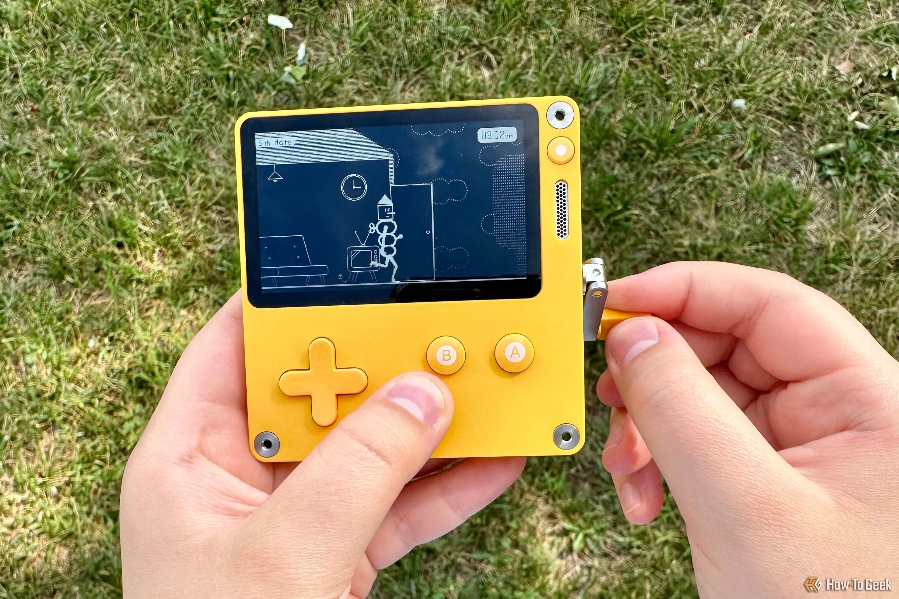 Người dùng đang chơi game trên máy Playdate sử dụng tay quay.