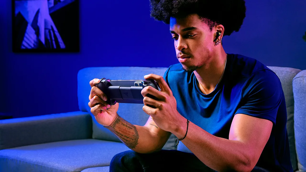 Người dùng đang chơi game với Razer Kishi V3 trên ghế sofa.