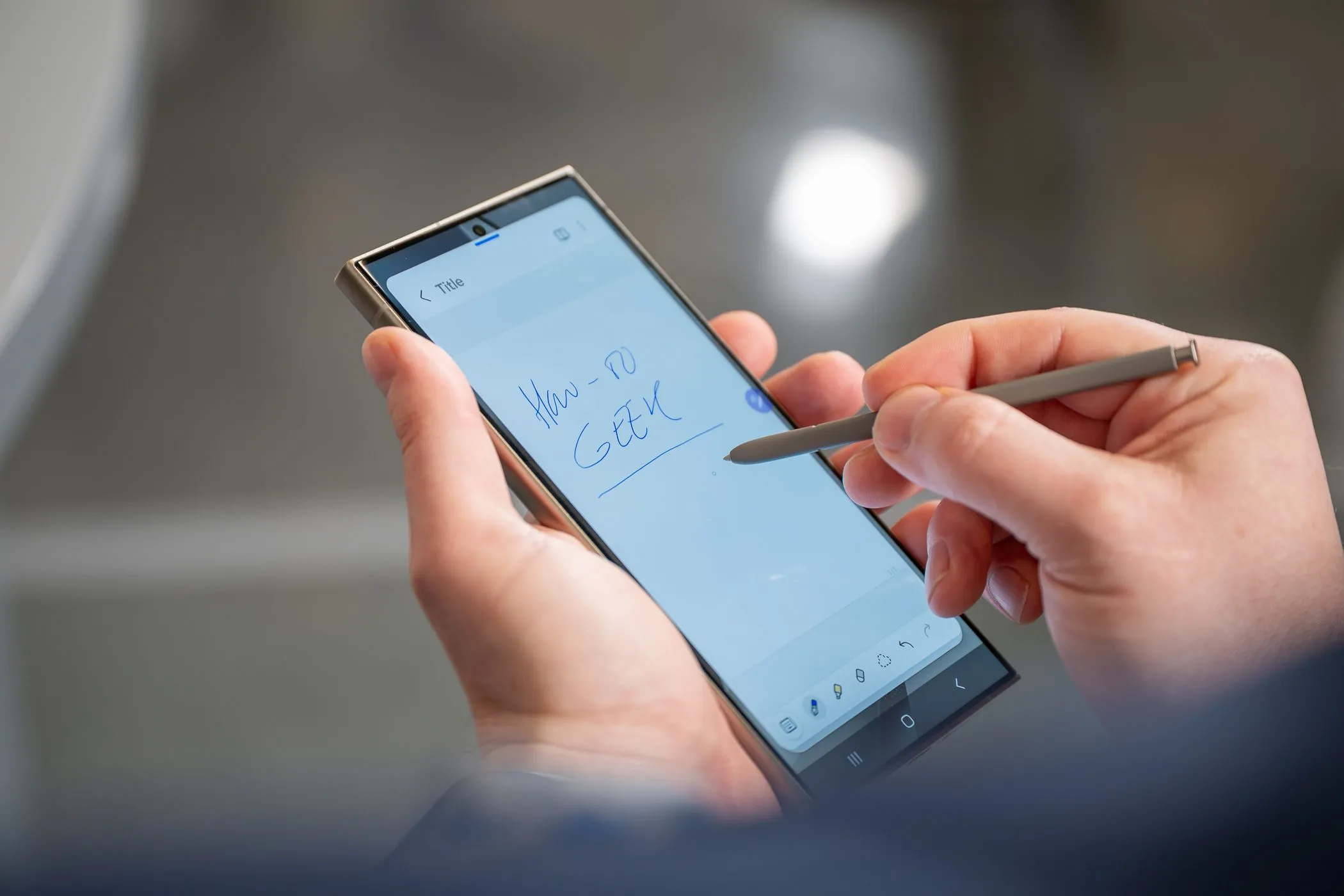 Người dùng đang viết ghi chú bằng bút S Pen trên màn hình Galaxy S24 Ultra