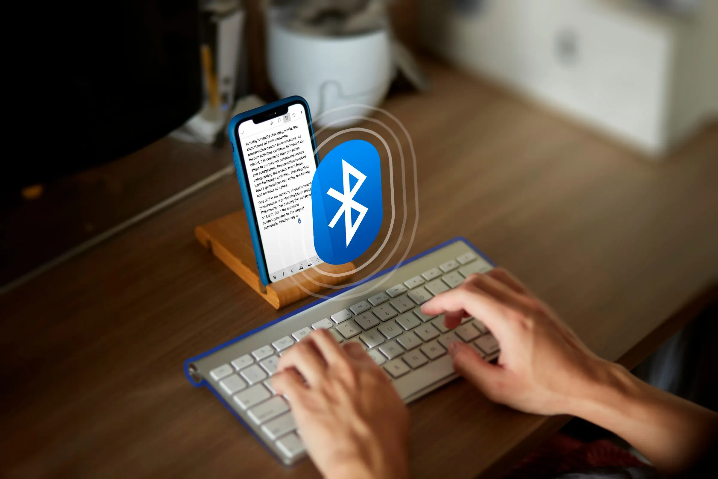 Người dùng gõ phím trên iPhone bằng bàn phím Bluetooth, minh họa tiện ích nhập liệu ngoài