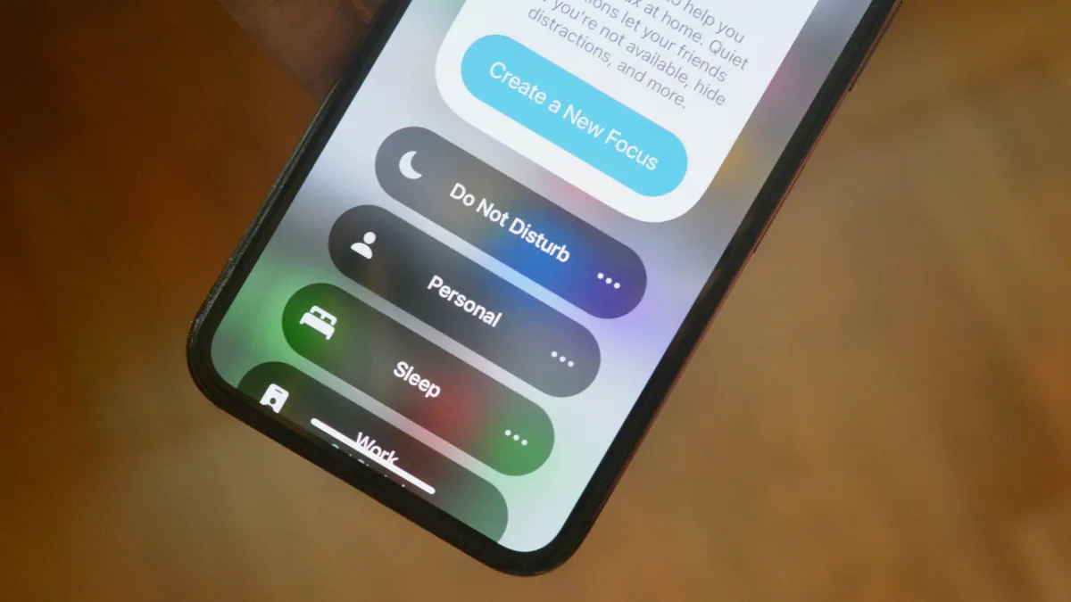 Người dùng iPhone đang thiết lập chế độ Focus Mode để tăng cường năng suất và tránh xao nhãng