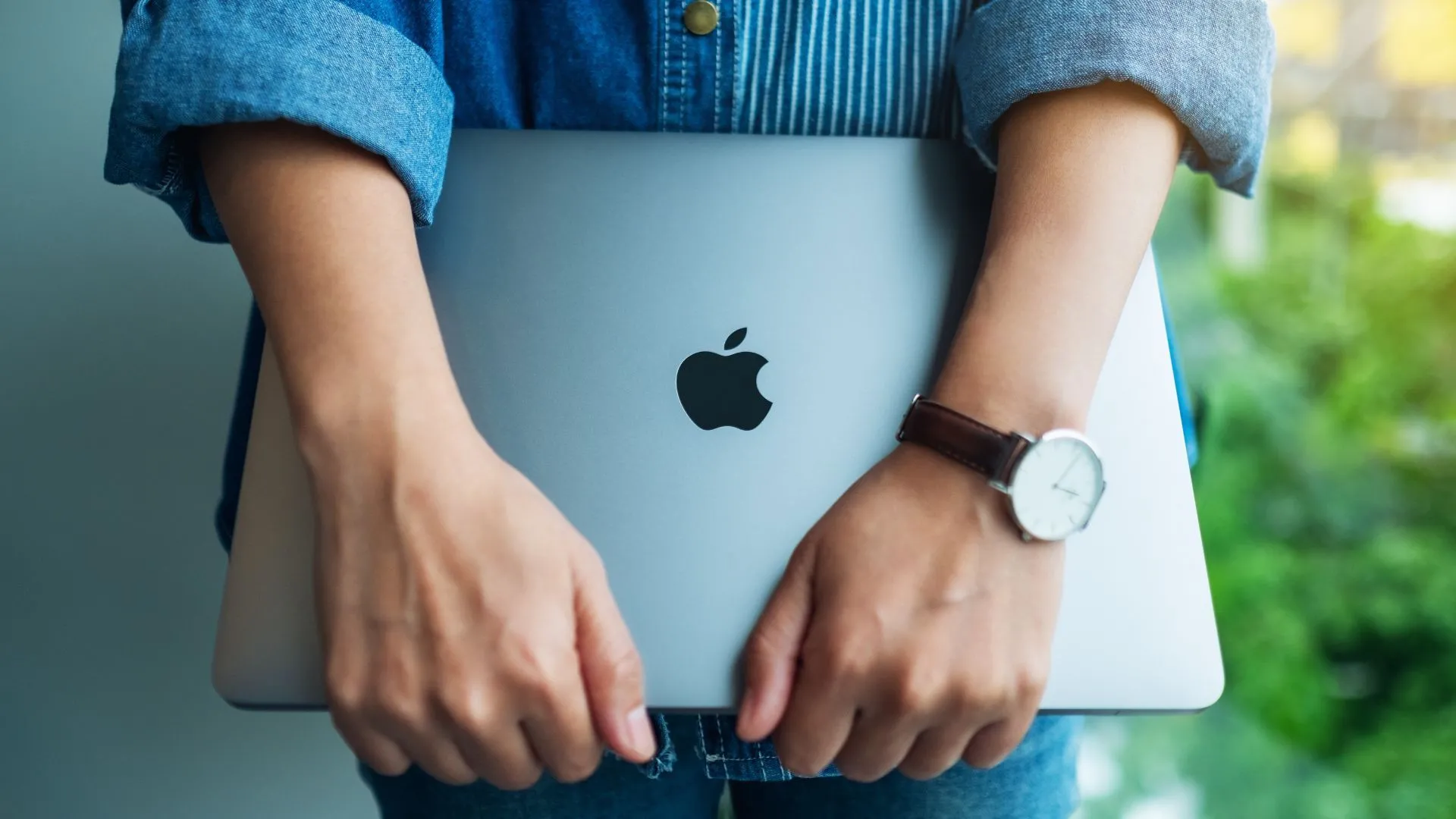 Người phụ nữ cầm MacBook Pro, biểu tượng của chiến lược thương hiệu cao cấp Apple