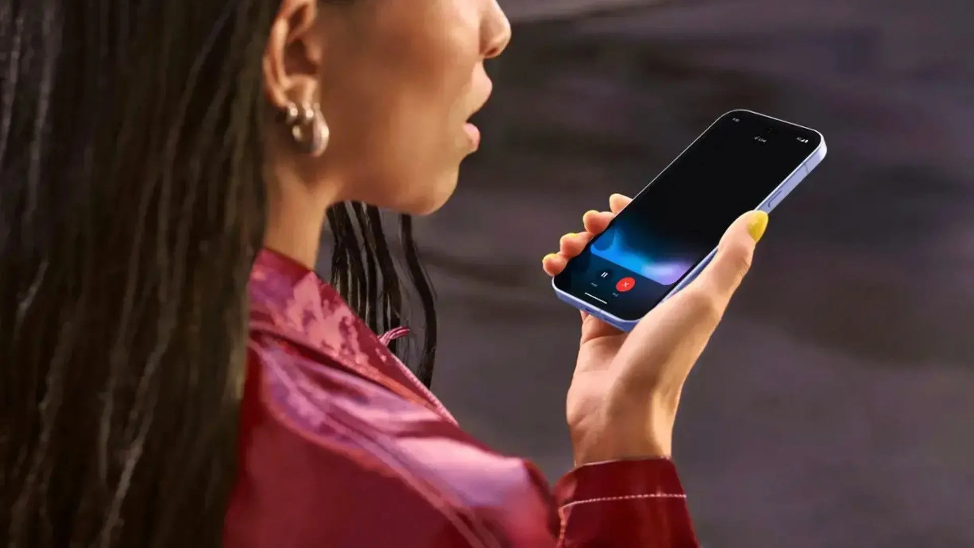 Người phụ nữ đang sử dụng Google Pixel 9a và tương tác bằng giọng nói với tính năng AI Gemini.