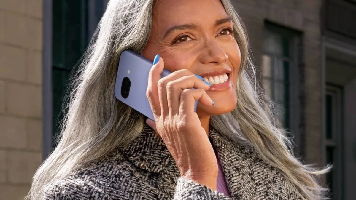 Người phụ nữ đang trò chuyện trên Google Pixel 9a, thể hiện trải nghiệm sử dụng thực tế và thiết kế của điện thoại